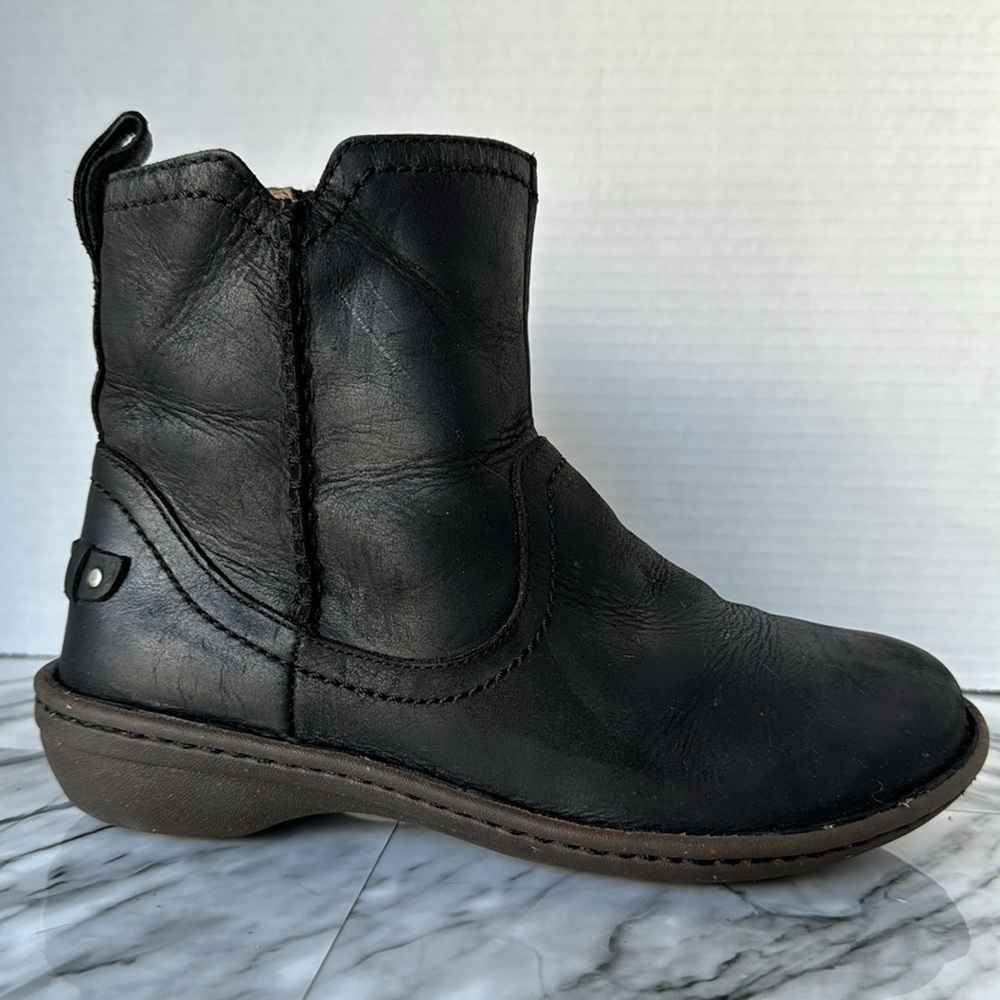 UGG Neevah leather zip fur lined ankle bootie boots women’s size 6